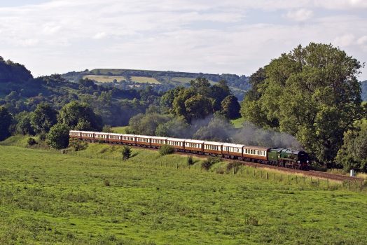 Belmond British Pullman steaming through English countryside (PULL-EXT-14) ©Paul Blowfield