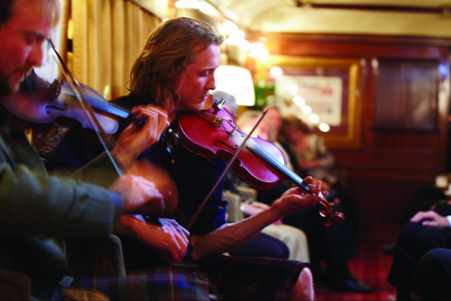 belmondroyalscotsmaneveningentertainmentviolinsplayinginthebar